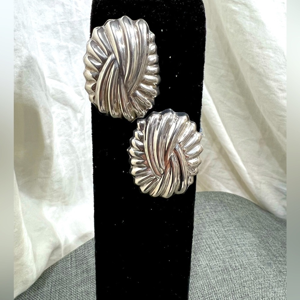 Sterling Silver piece Earrings. Very Beautiful and Lightweight, Fashionable☑️